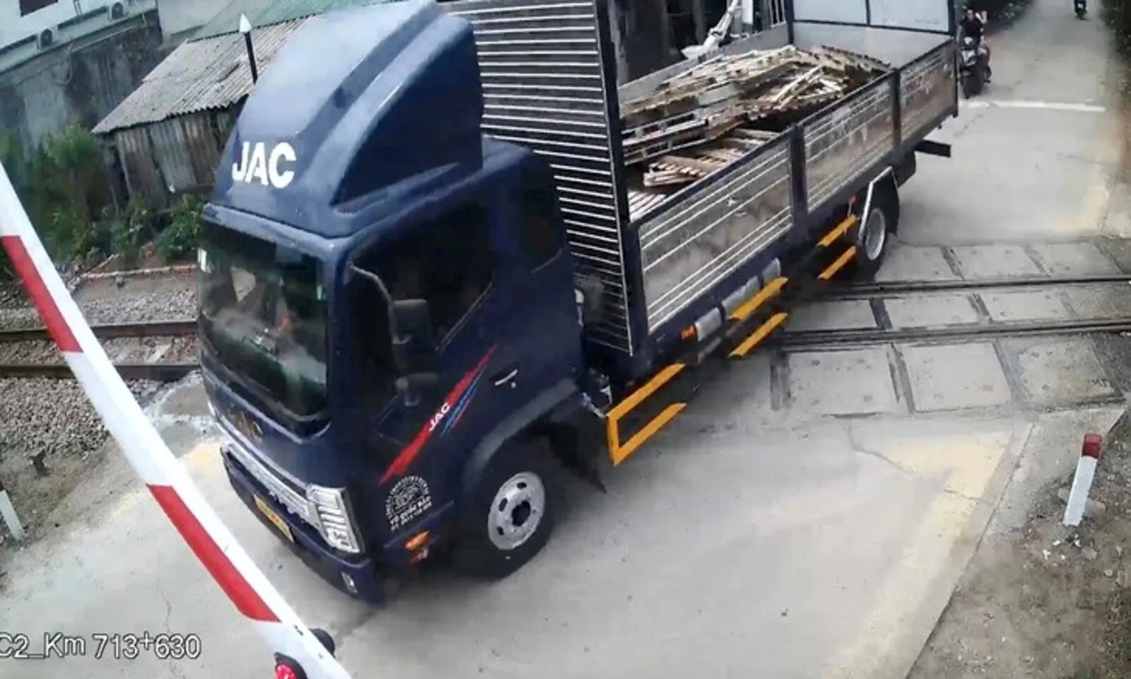 Vượt đèn đỏ, tông gãy thanh chắn đường sắt, tài xế bị phạt 41,5 triệu đồng - Ảnh 1