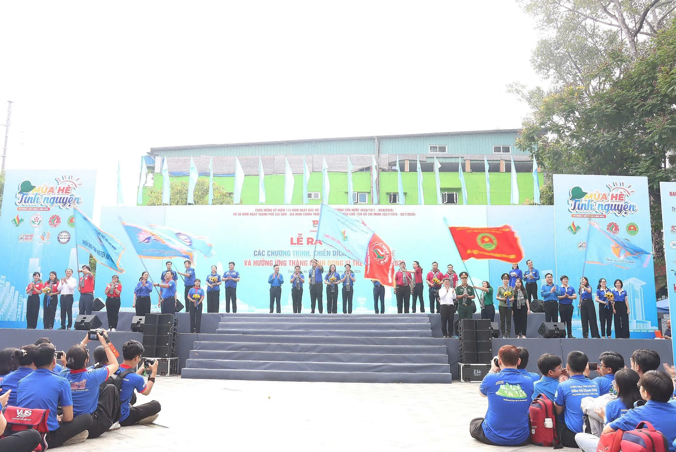 Các đội hình tình nguyện phất cờ bắt đầu khởi động các chiến dịch tình nguyện hè năm 2026 - Ảnh Bá Nam