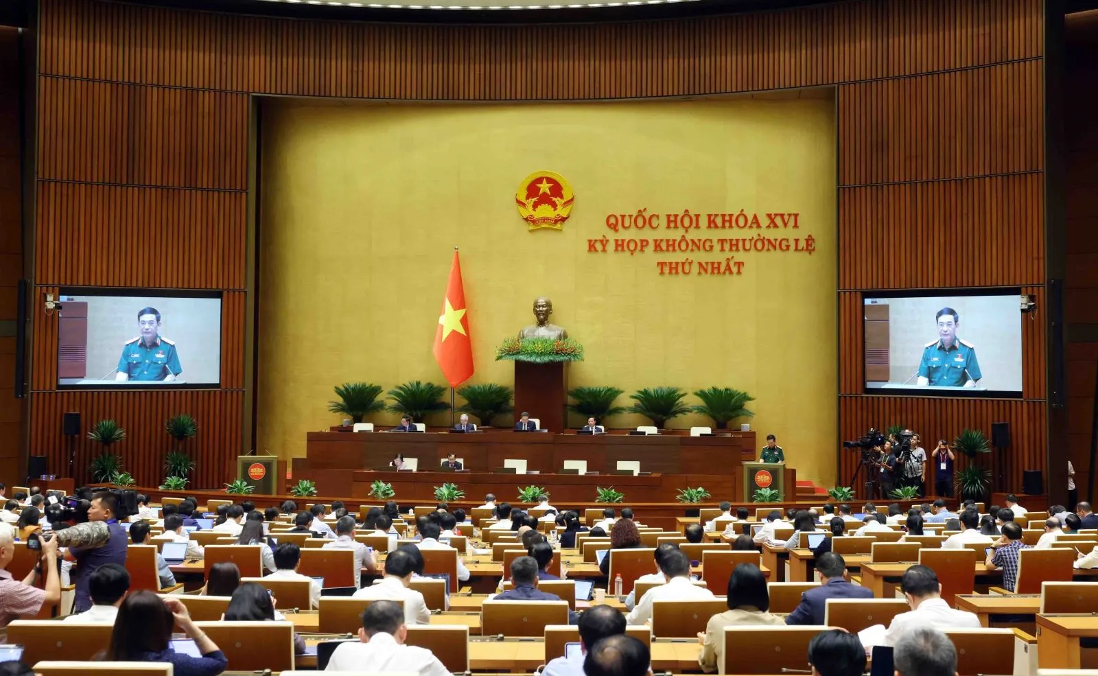 Chiều 23/8/2026, Đại tướng Phan Văn Giang - Uỷ viên Bộ Chính trị, Phó Thủ tướng, Bộ trưởng Bộ Quốc phòng, thừa ủy quyền của Thủ tướng Chính phủ trình bày Báo cáo giải trình, tiếp thu, chỉnh lý dự thảo Luật Phòng, chống phổ biến vũ khí hủy diệt hàng loạt và Luật sửa đổi, bổ sung một số điều của 9 luật về quân sự, quốc phòng (Ảnh: Phạm Kiên/TTXVN)