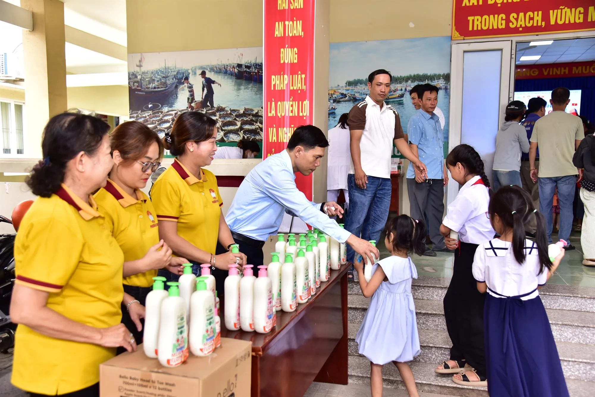 Trao bảng tượng trưng và tặng quà cho các hộ dân, các em học sinh
