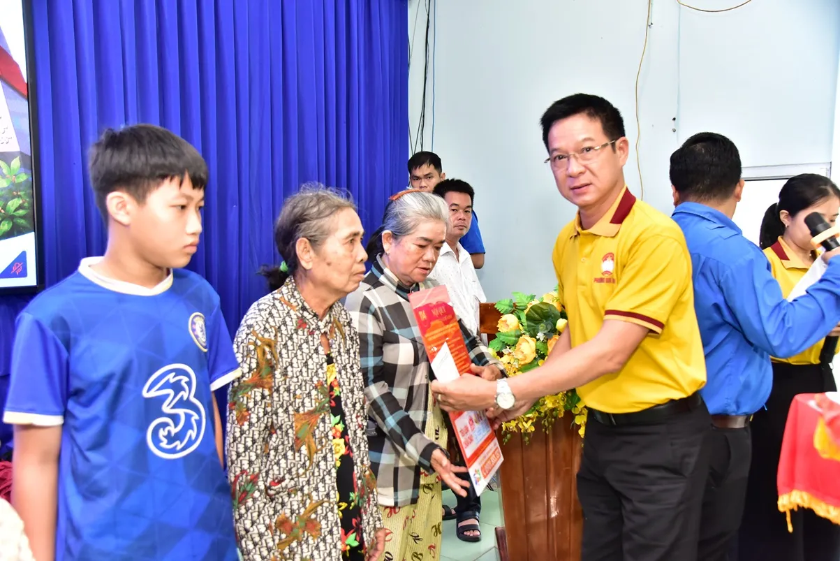 Trao bảng tượng trưng và tặng quà cho các hộ dân, các em học sinh