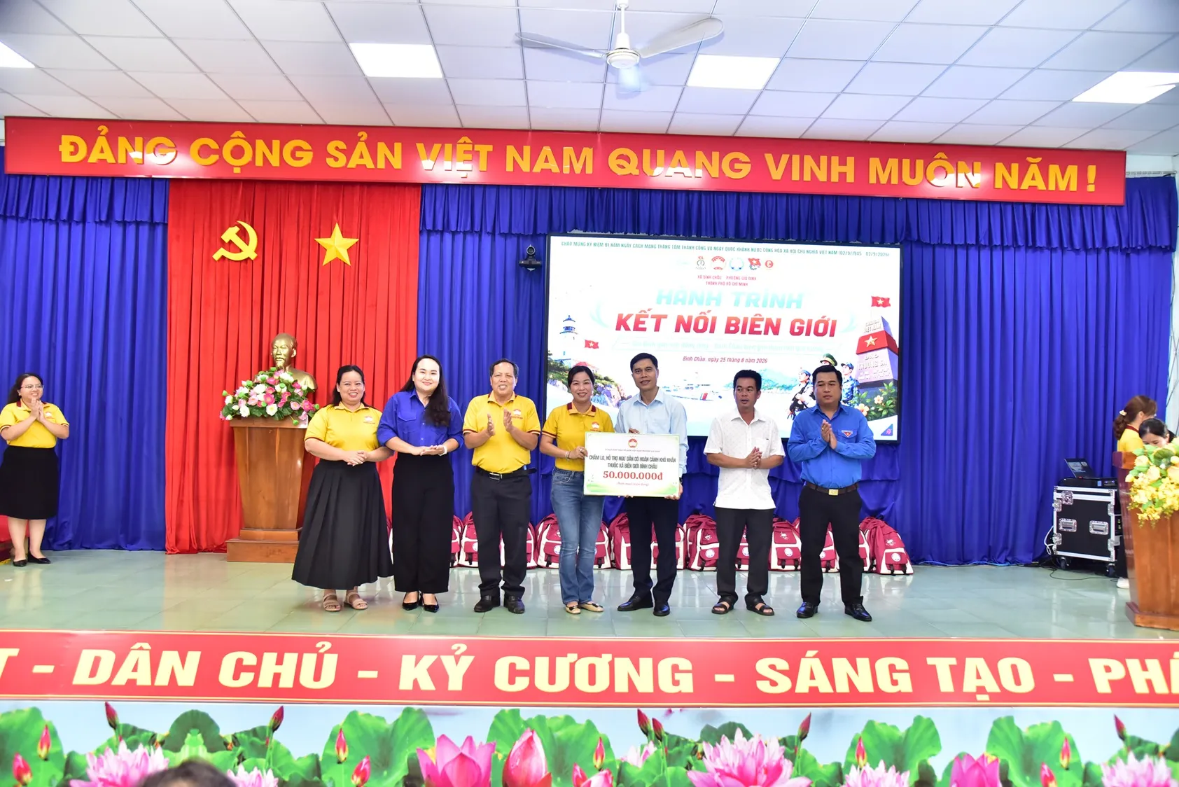 Trao bảng tượng trưng và tặng quà cho các hộ dân, các em học sinh