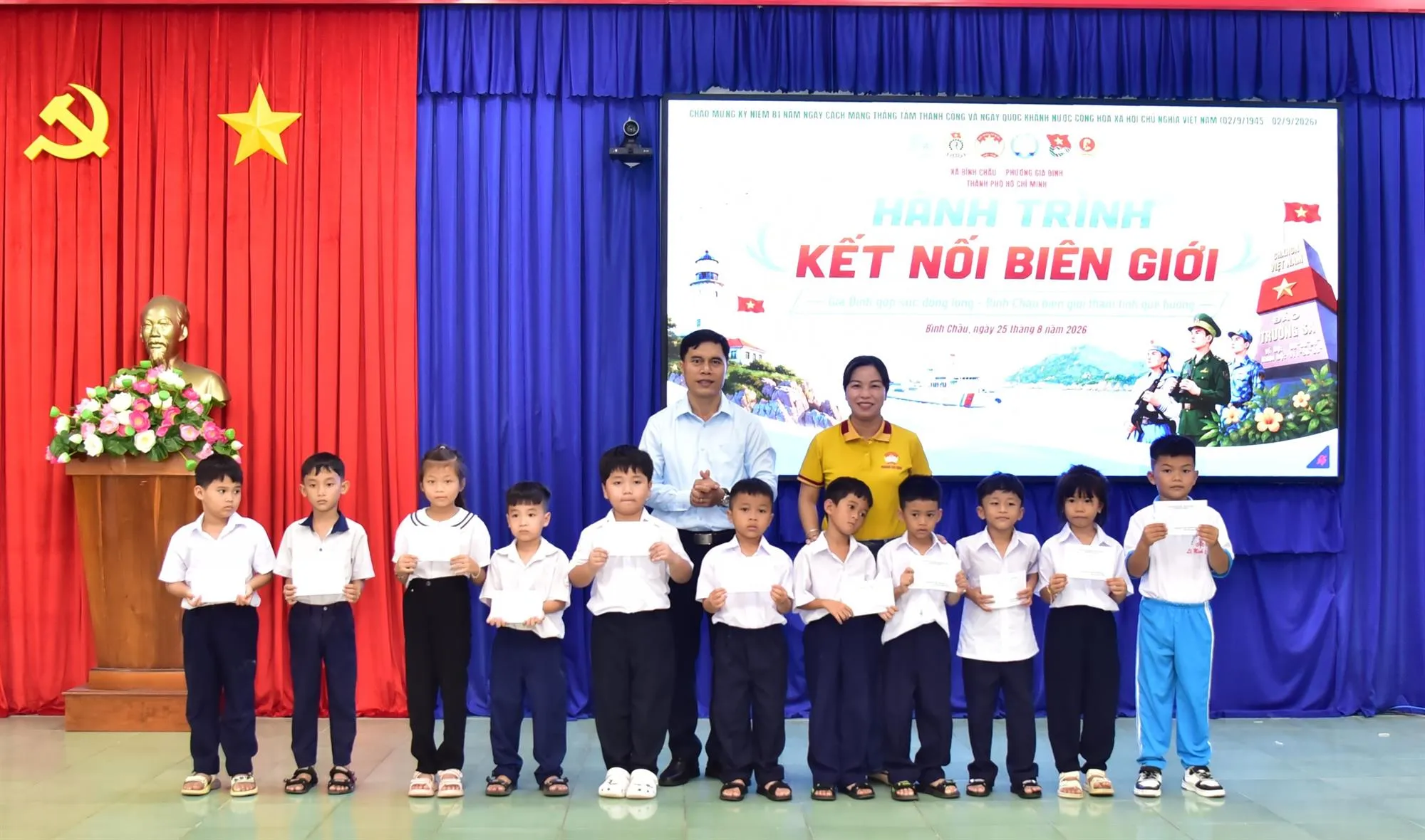 Ông Nguyễn Quốc Việt, Chủ tịch Ủy ban Mặt trận Tổ quốc Việt Nam xã Bình Châu cùngỦy viên Ban Thường vụ Đảng ủy, Chủ tịch Ủy ban MTTQ Việt Nam phường Gia Định trao quà cho các em học sinh