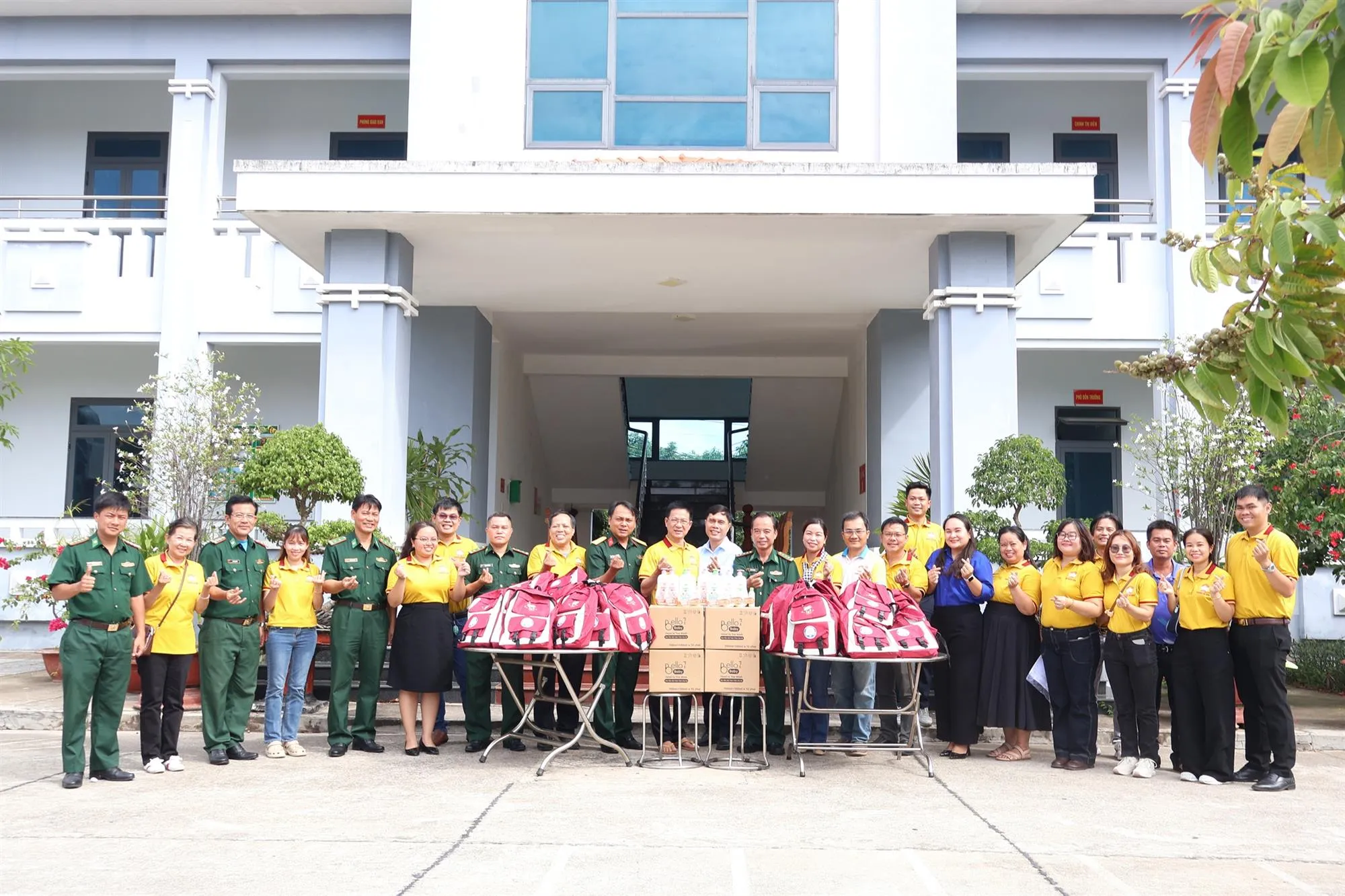 Đoàn trao quà đến Đồn Biên phòng Bình Châu