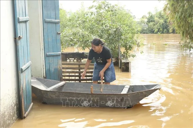 Người dân tại một số khu vực trên địa bàn thôn Gia Thủy, xã Gia Tường vẫn phải di chuyển bằng thuyền