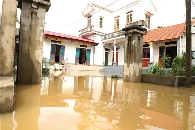 Một hộ dân thôn Gia Thủy, xã Gia Tường tranh thủ dọn dẹp ổn định cuộc sống khi nước rút