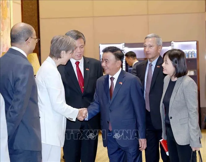 Thường trực Ban Bí thư Trần Cẩm Tú với thành viên đoàn Singapore (Ảnh: Phương Hoa/TTXVN)
