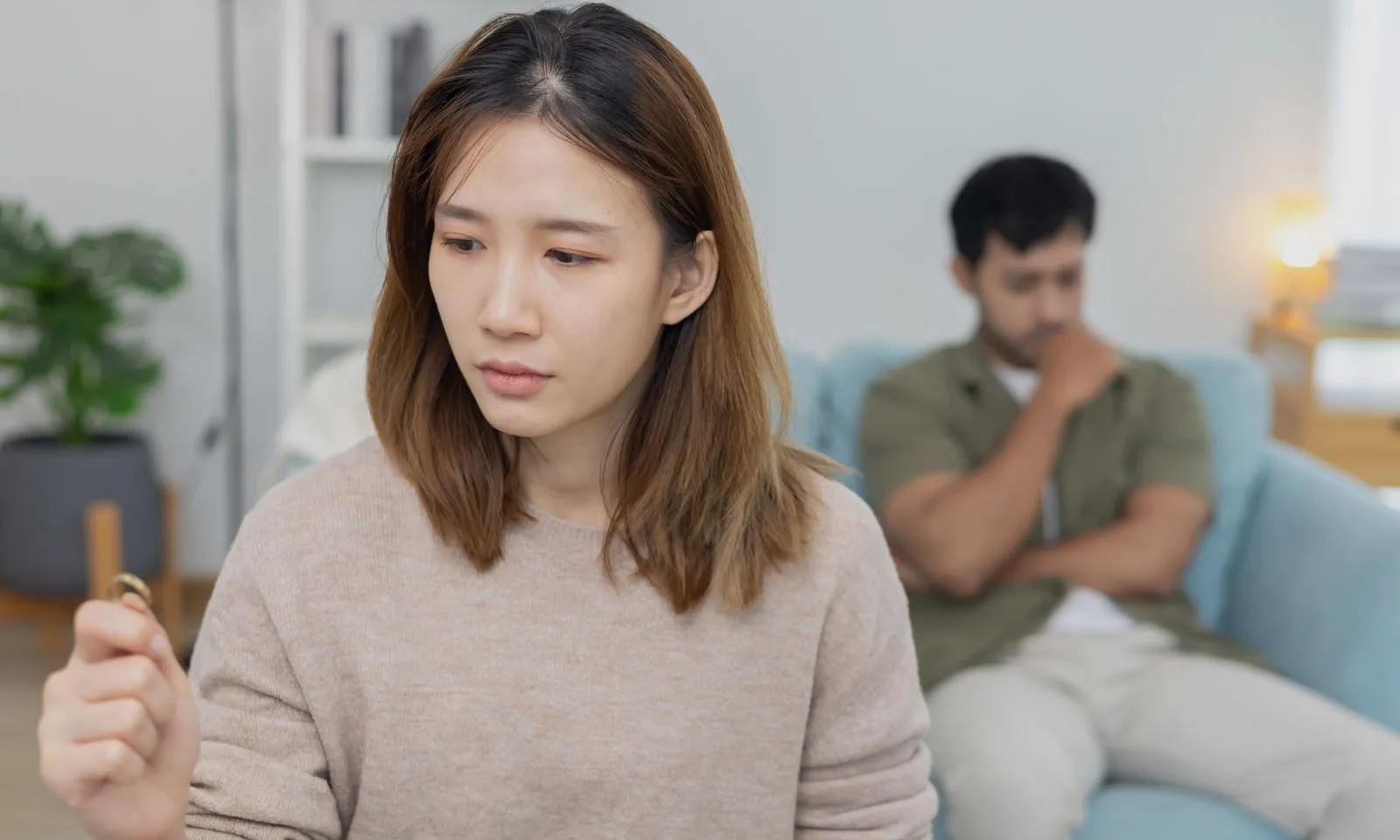 Chăm chồng sắp cưới khỏi bệnh, cô gái bất ngờ bị hủy hôn