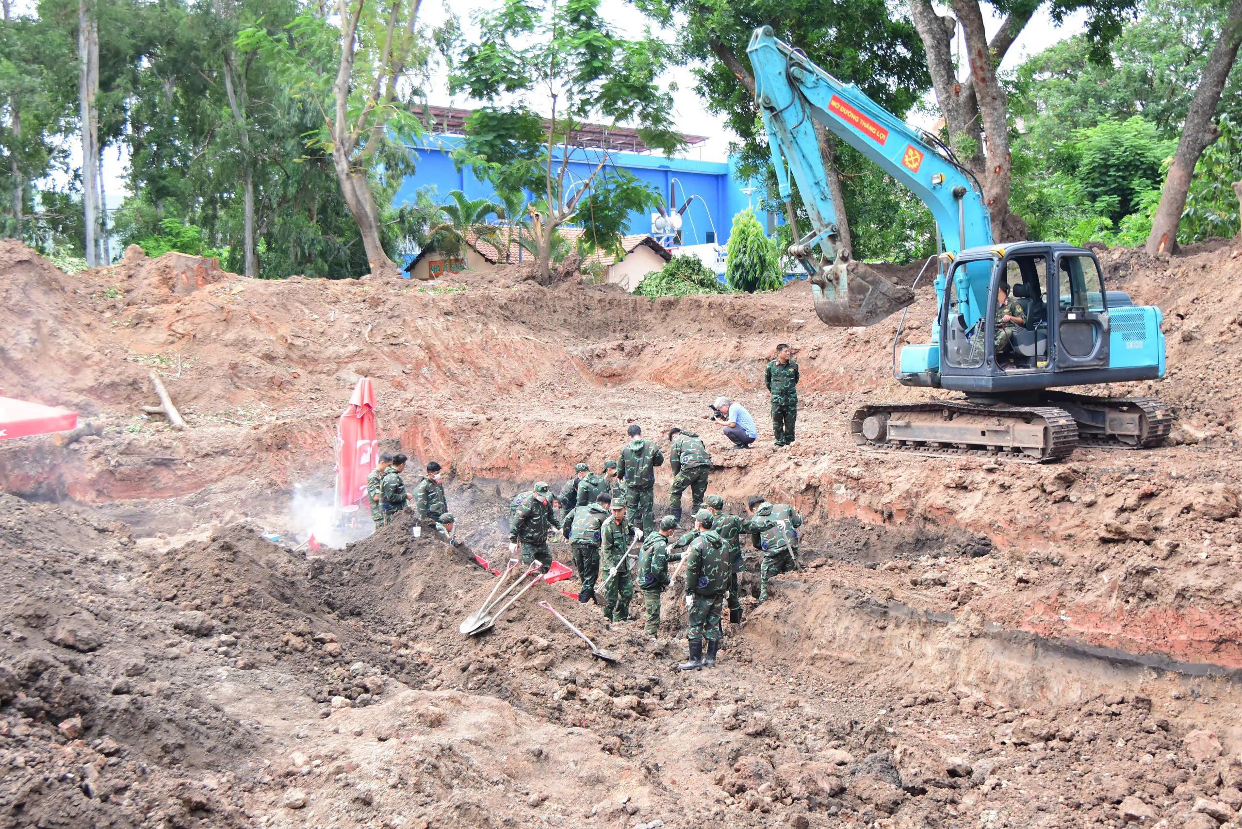 Tiếp tục tìm kiếm, quy tập hài cốt liệt sĩ tại Công viên Lê Thị Riêng: Phát hiện thêm 17 bộ hài cốt và nhiều di vật - Ảnh 4. Tiếp tục tìm kiếm, quy tập hài cốt liệt sĩ tại Công viên Lê Thị Riêng: Phát hiện thêm 17 bộ hài cốt và nhiều di vật - Ảnh 4.
