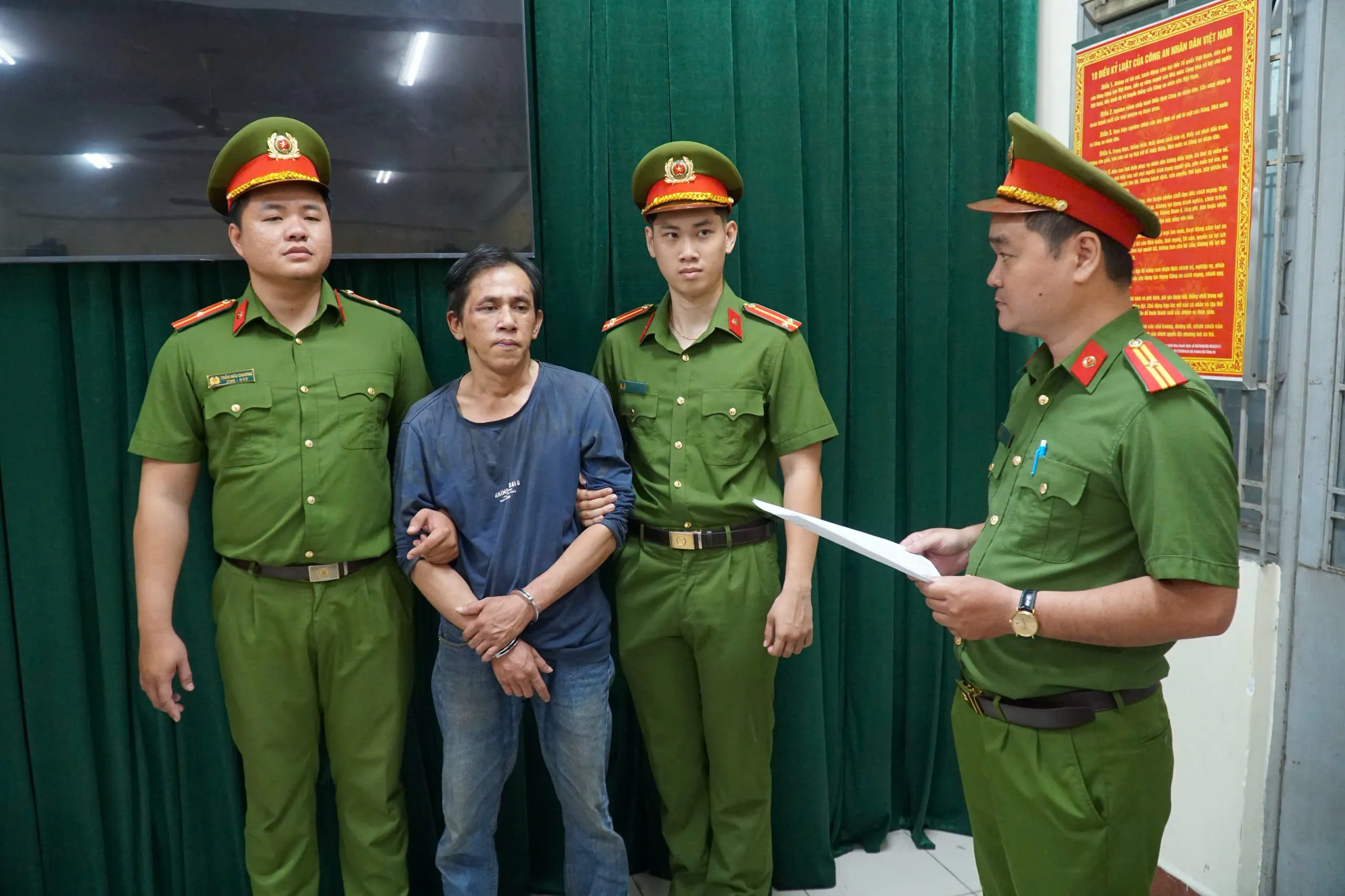 Bắt giữ đối tượng đập tủ kính tiệm vàng, cướp tài sản sau 82 phút - Ảnh 5.