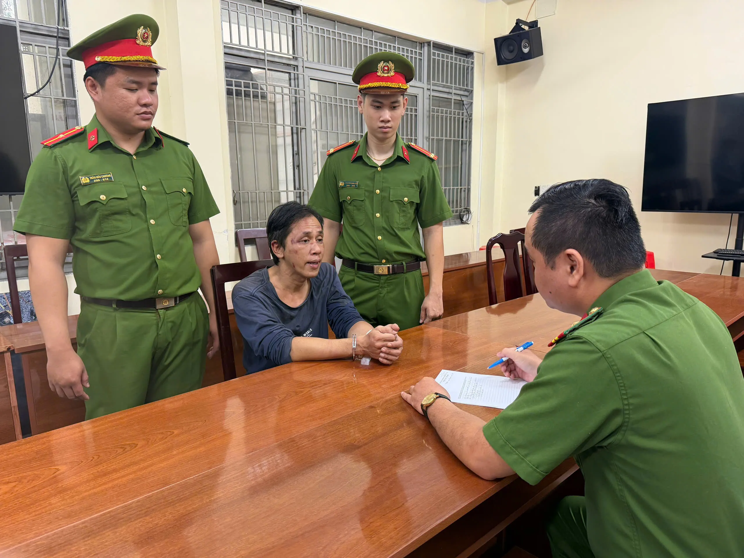 Bắt giữ đối tượng đập tủ kính tiệm vàng, cướp tài sản sau 82 phút - Ảnh 7. Bắt giữ đối tượng đập tủ kính tiệm vàng, cướp tài sản sau 82 phút - Ảnh 7.