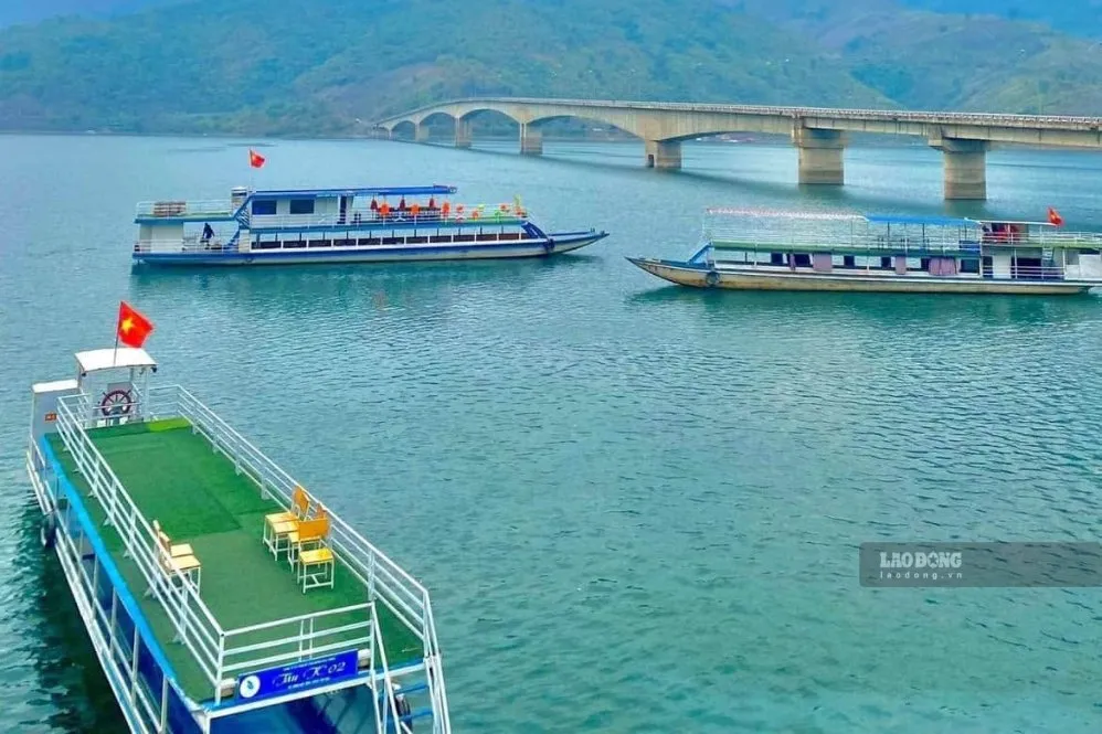 Gỡ vướng tàu du lịch lòng hồ Sơn La cần đúng luật và bảo đảm an toàn - Ảnh 2. Gỡ vướng tàu du lịch lòng hồ Sơn La cần đúng luật và bảo đảm an toàn - Ảnh 2.