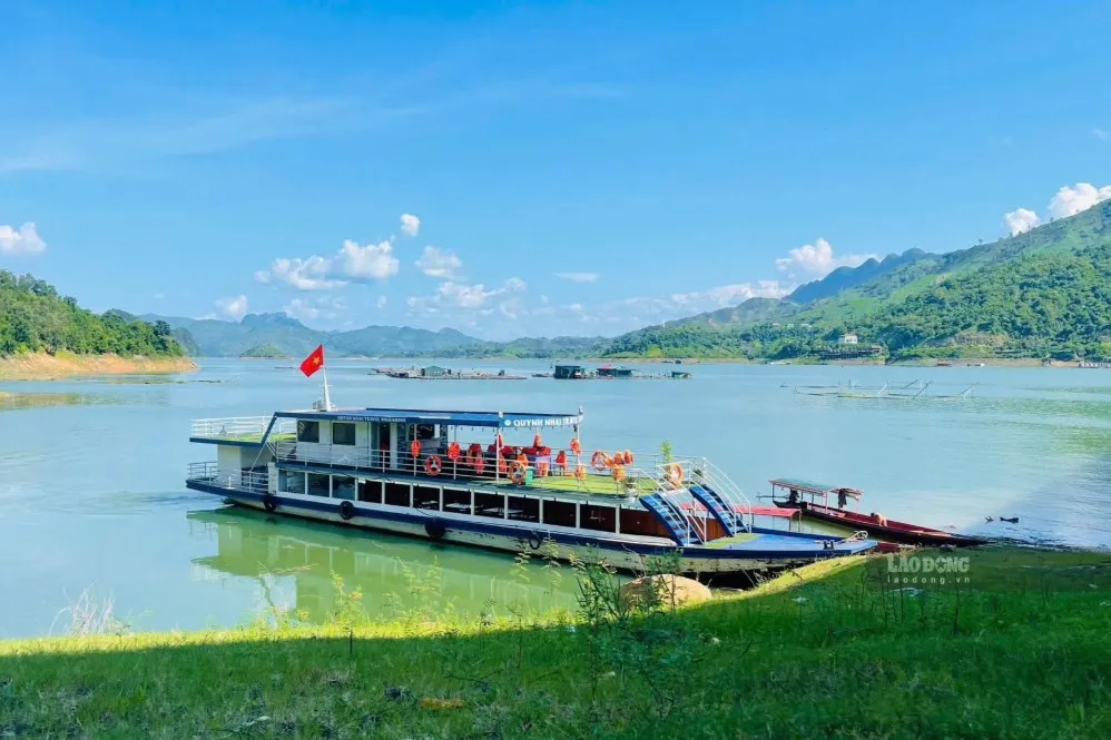 Gỡ vướng tàu du lịch lòng hồ Sơn La cần đúng luật và bảo đảm an toàn - Ảnh 4. Gỡ vướng tàu du lịch lòng hồ Sơn La cần đúng luật và bảo đảm an toàn - Ảnh 4.