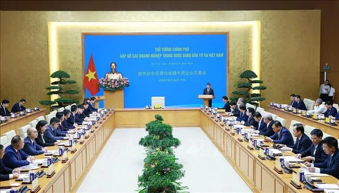 Thủ tướng Lê Minh Hưng gặp các doanh nghiệp Trung Quốc đang đầu tư tại Việt Nam (Ảnh: Dương Giang/TTXVN)