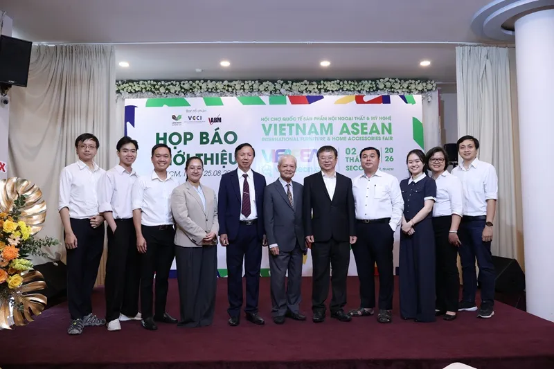 Anh 4 Cac doi tac doanh nghiep trong va ngoai nuoc nganh go tham du resize