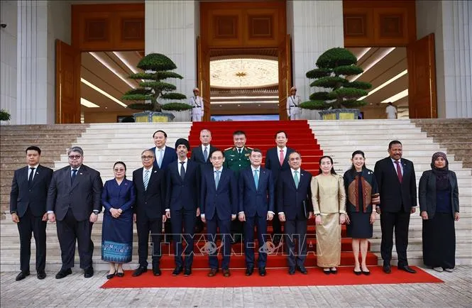 Thủ tướng Lê Minh Hưng cùng các Đại sứ, Đại biện các nước ASEAN tại Việt Nam chụp ảnh lưu niệm. Ảnh: Dương Giang/TTXVN