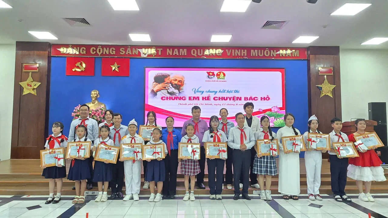 Ban giám khảo và các thí sinh xuất sắc nhất của Hội thi “Chúng em kể chuyện Bác Hồ” năm 2026 - Ảnh Bá Nam