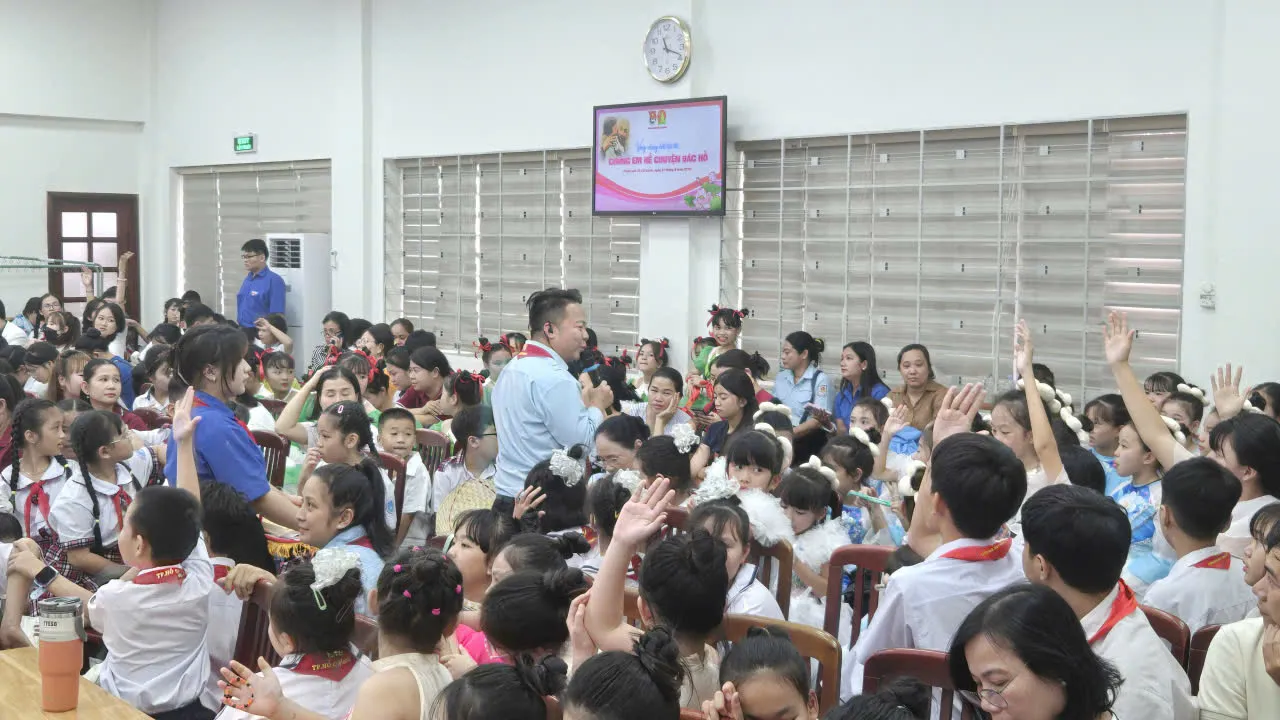 Các bạn học sinh tiểu học và trung học cơ sở háo hức trả lời các câu hỏi của ban tổ chức hội thi kể chuyện Bác Hồ - Ảnh Bá Nam