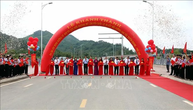 Các đại biểu cắt băng khánh thành tuyến đường từ Khu du lịch suối khoáng Mỹ Lâm đến Quốc lộ 2D, kết nối với đường cao tốc Tuyên Quang - Phú Thọ.