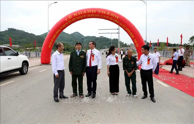 Niềm vui của cán bộ, người dân phường Mỹ Lâm (Tuyên Quang) khi tuyến đường được đưa vào sử dụng.