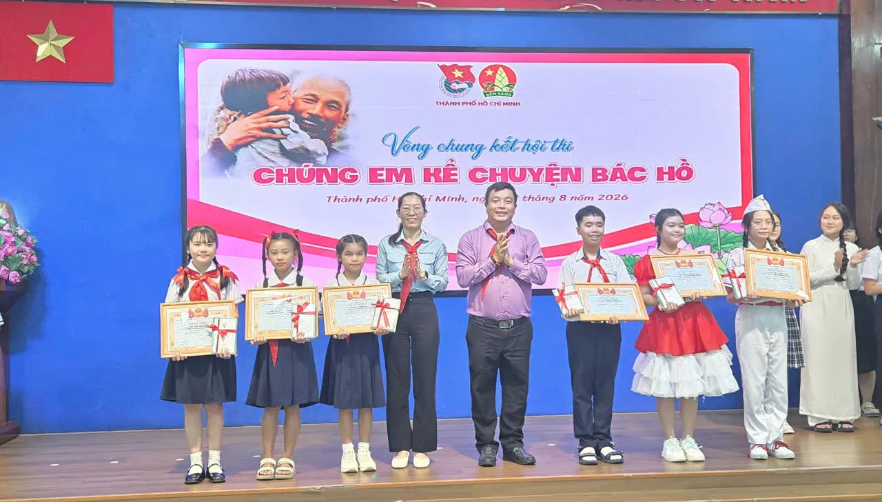 Trao giải Ba cho 6 thí sinh của cả 2 bảng A (Tiểu học) và bảng B (Trung học cơ sở) Hội thi “Chúng em kể chuyện Bác Hồ” - Ảnh Bá Nam