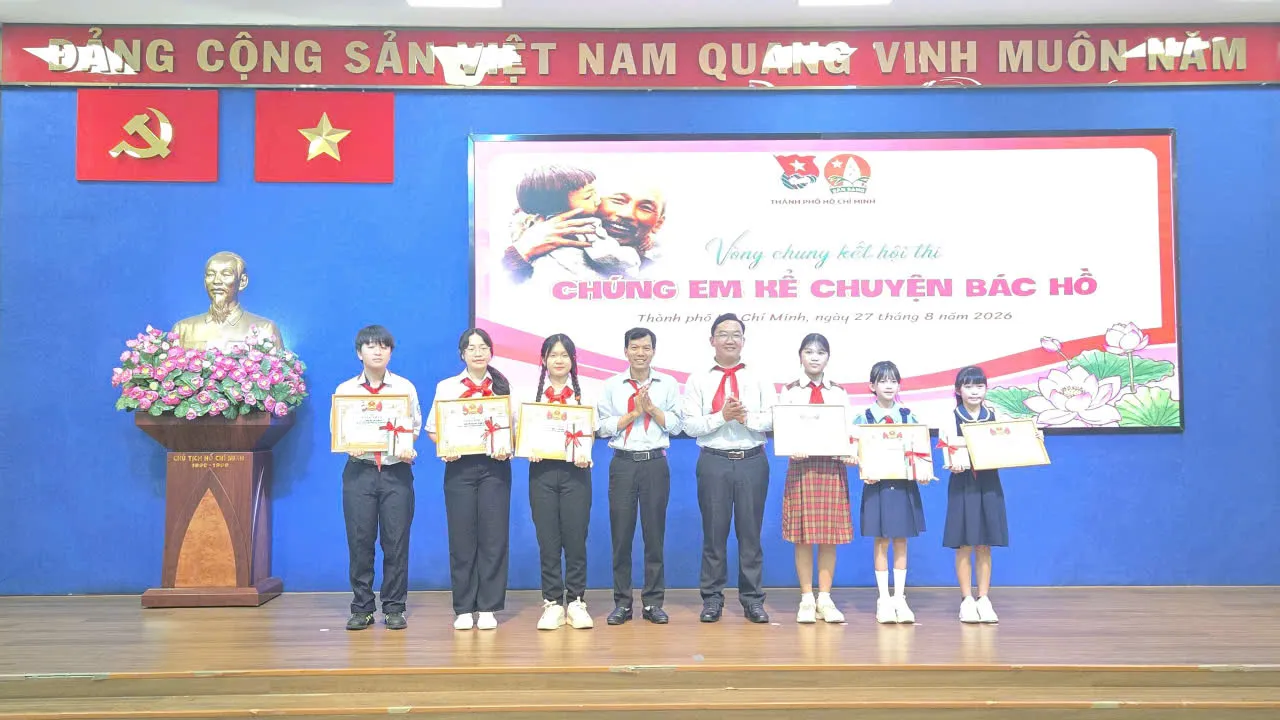 Trao giải khuyến khích cho các thí sinh tham gia Hội thi “Chúng em kể chuyện Bác Hồ” - Ảnh Bá Nam