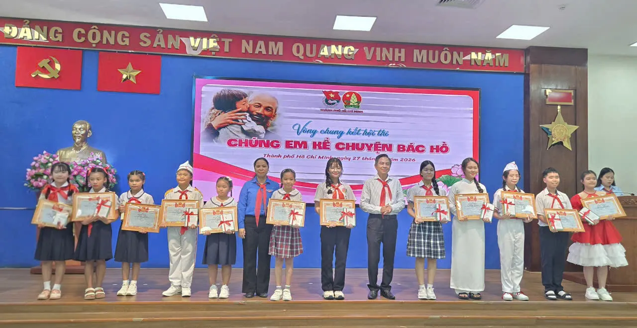 Trao giải nhất, nhì, ba cho 12 thí sinh xuất sắc nhất của Hội thi “Chúng em kể chuyện Bác Hồ” năm 2026 - Ảnh Bá Nam