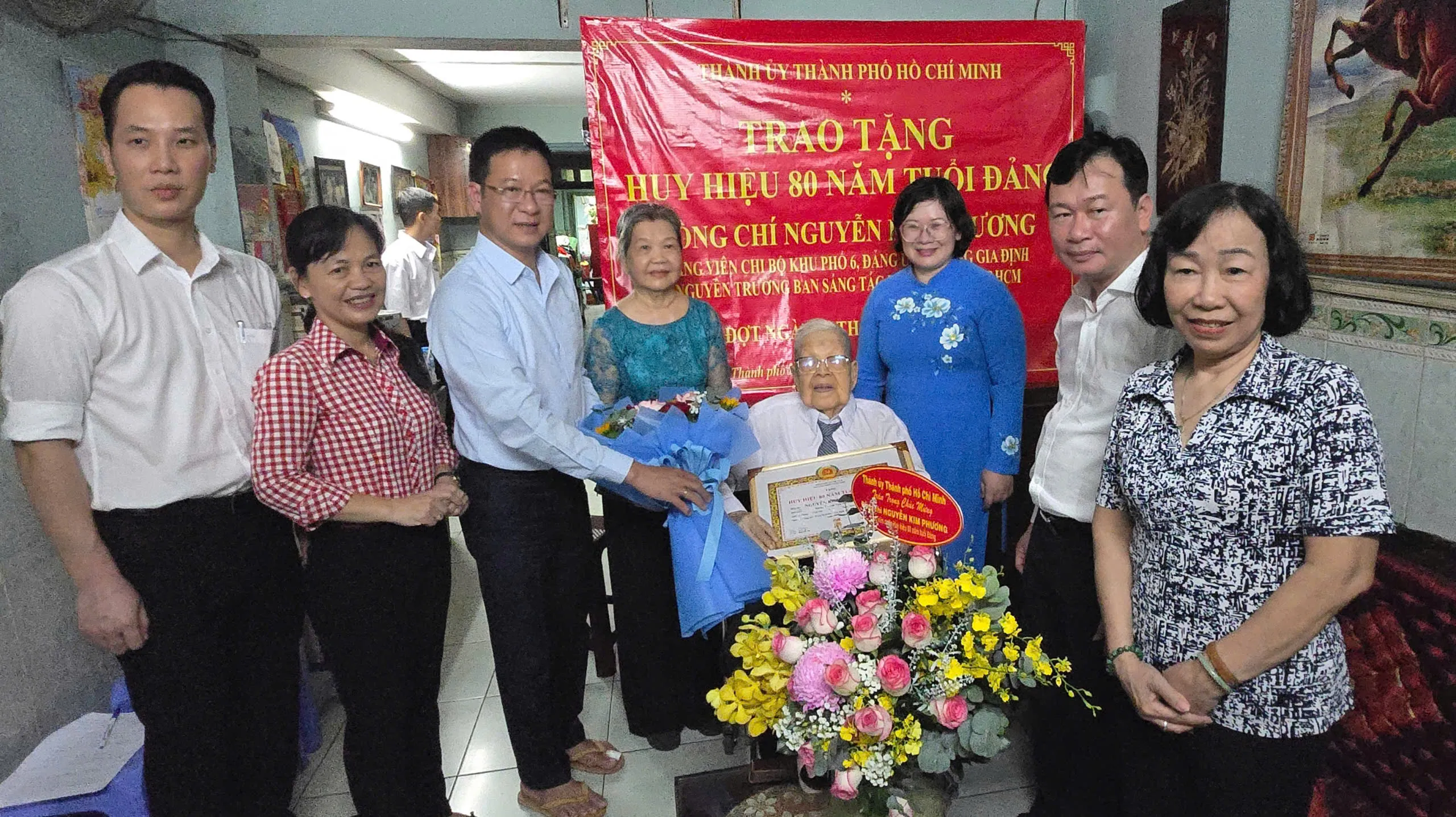 Trao tặng Huy hiệu Đảng cho đồng chí Nguyễn Kim Phương ngụ phường Gia Định - Ảnh Bá Nam