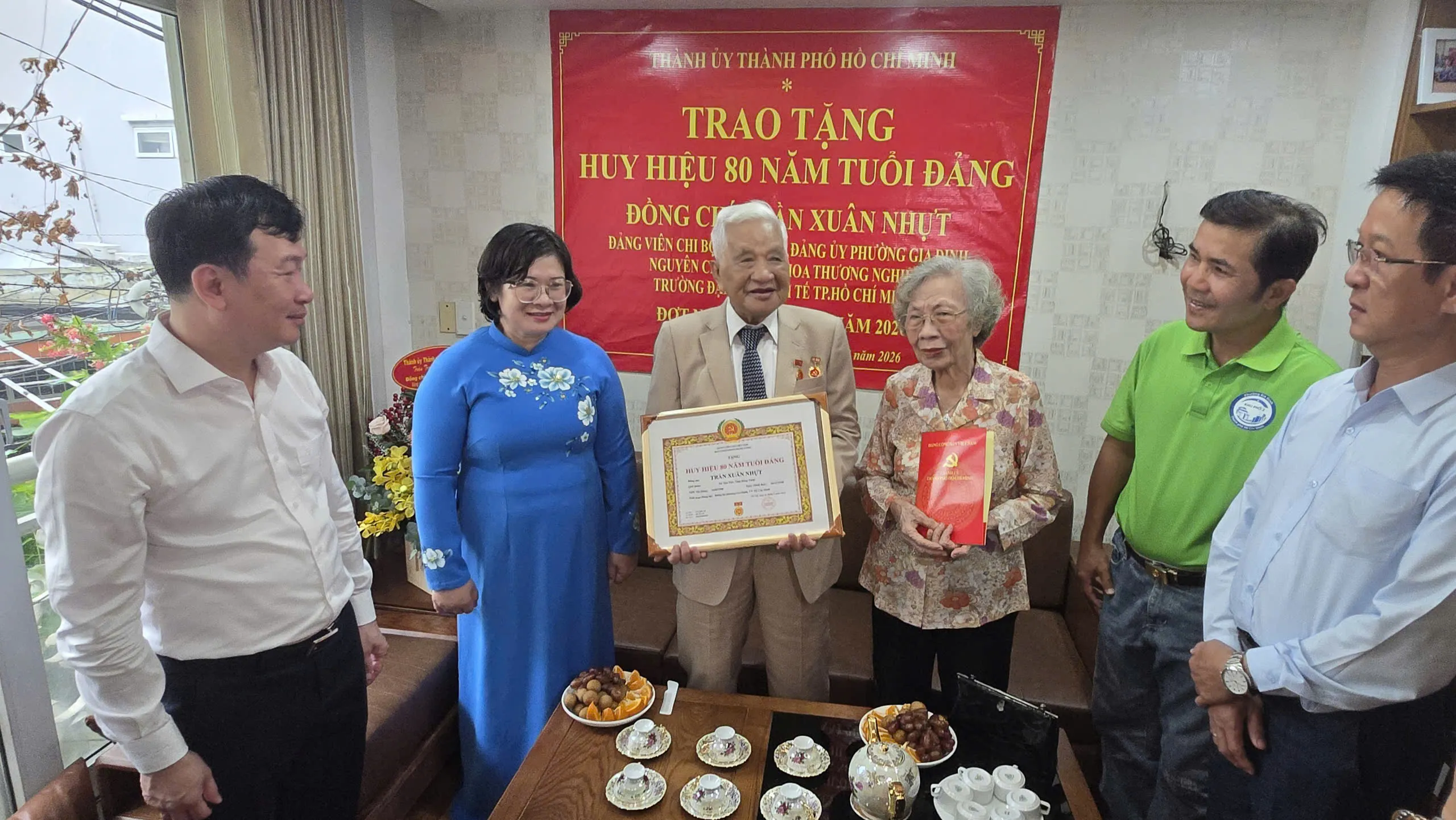 Trao tặng Huy hiệu Đảng cho đồng chí Trần Xuân Nhựt ngụ phường Gia Định - Ảnh Bá Nam