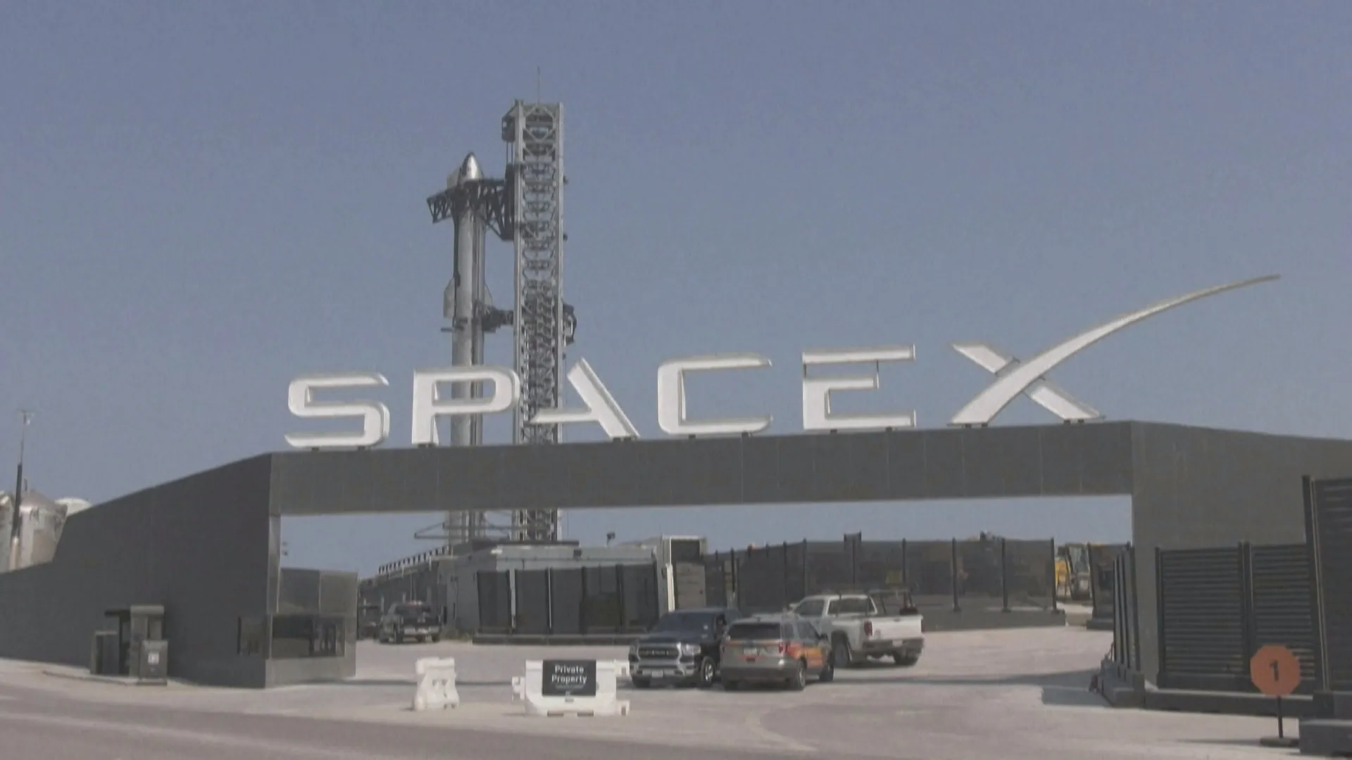 SpaceX muốn xây siêu căn cứ không gian trị giá 100 tỉ USD tại Mỹ - Ảnh 2.