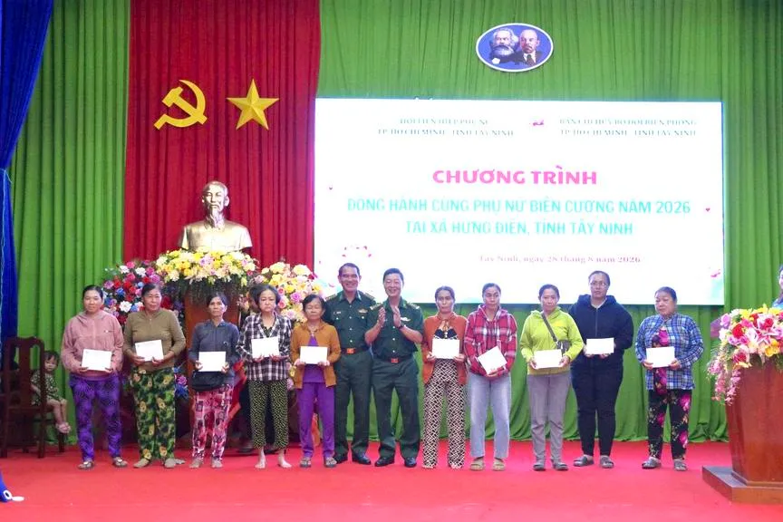 Trao mái ấm, học bổng đến với phụ nữ và học sinh nghèo biên giới