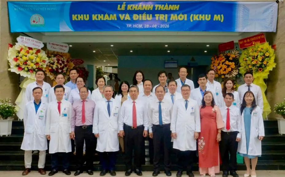 Phó Bí thư Thành ủy TP Hồ Chí Minh Nguyễn Phước Lộc chụp hình lưu niệm với các bác sĩ Bệnh viện Tai Mũi Họng TP. Hồ Chí Minh - Ảnh: MTTQ TP