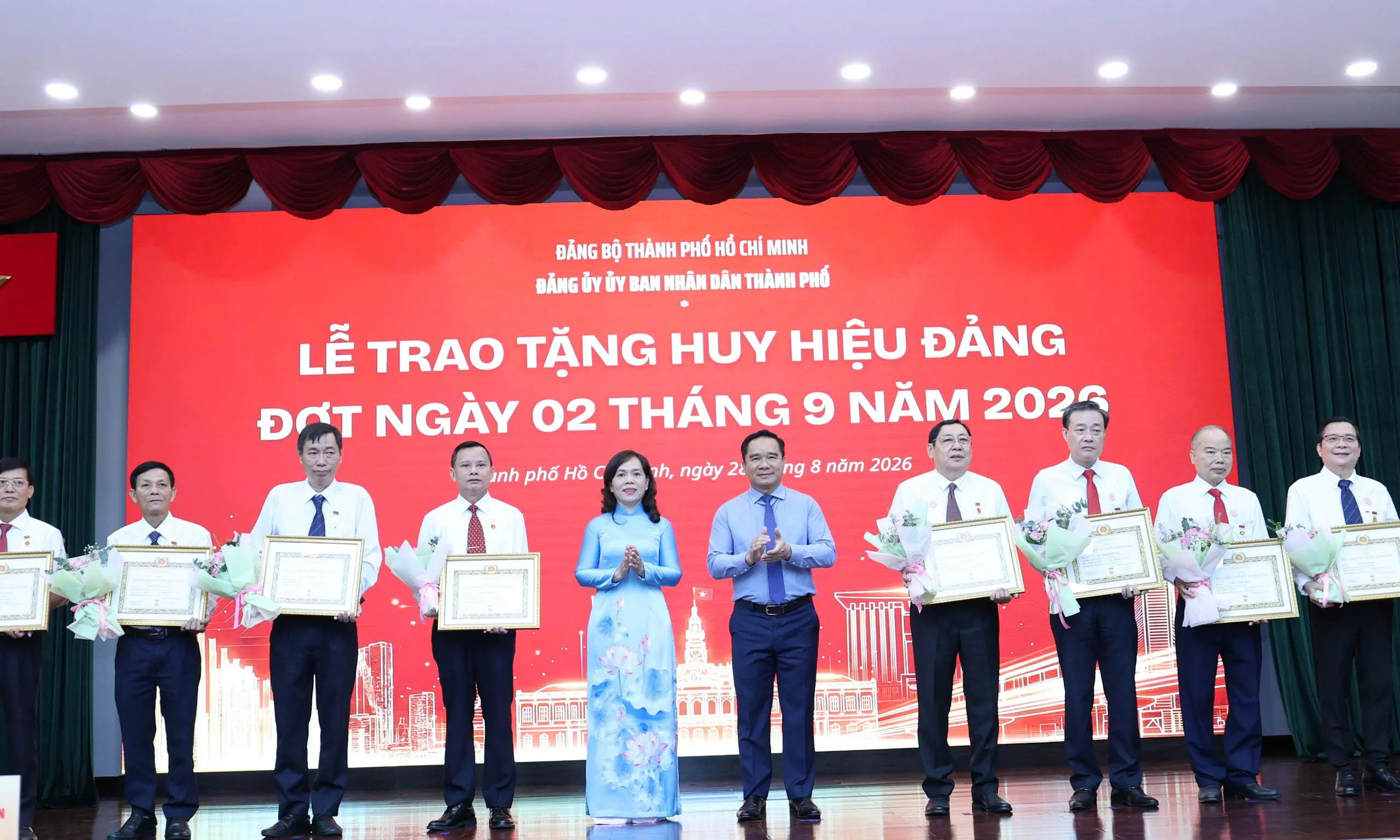 Đảng ủy UBND TPHCM trao tặng Huy hiệu Đảng đợt ngày 2/9