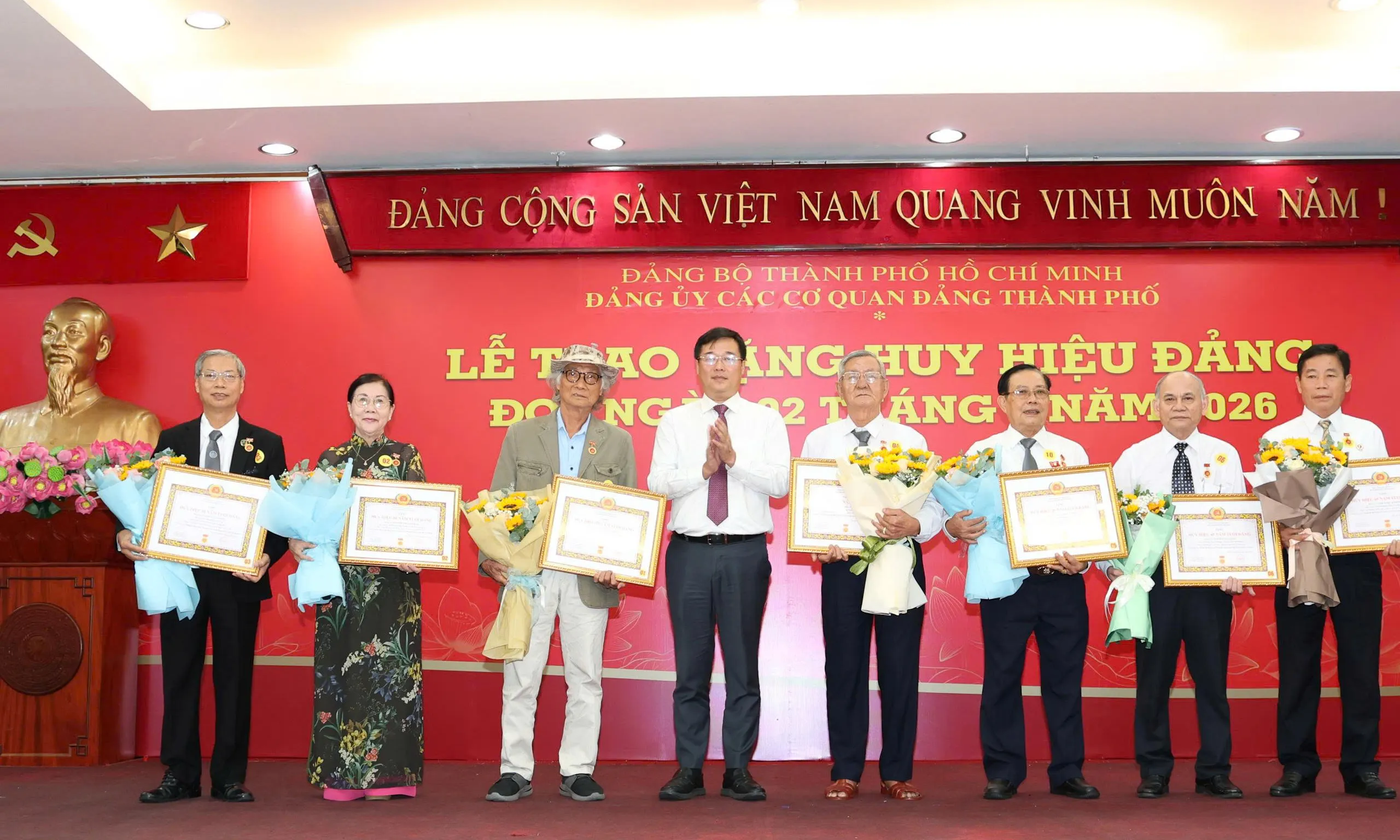 Tri ân những đóng góp quý báu của các đảng viên 