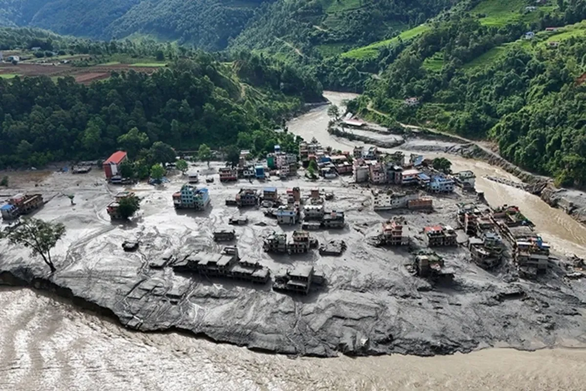 Bùn đất bao phủ các tòa nhà và tài sản sau trận lũ lụt tàn phá tại Trishuli, Nuwakot Nepal ngày 27.8 - Ảnh Reuters