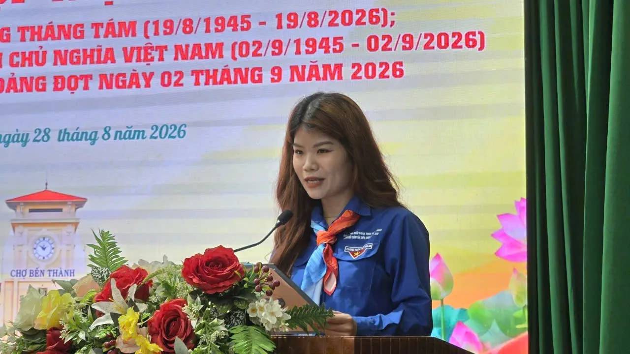 Đồng chí Trương Ánh Ngọc - Bí thư Chi đoàn, Đảng viên Chi bộ Trường Tiểu học Nguyễn Huệ chia sẻ cảm tưởng - Ảnh Bá Nam