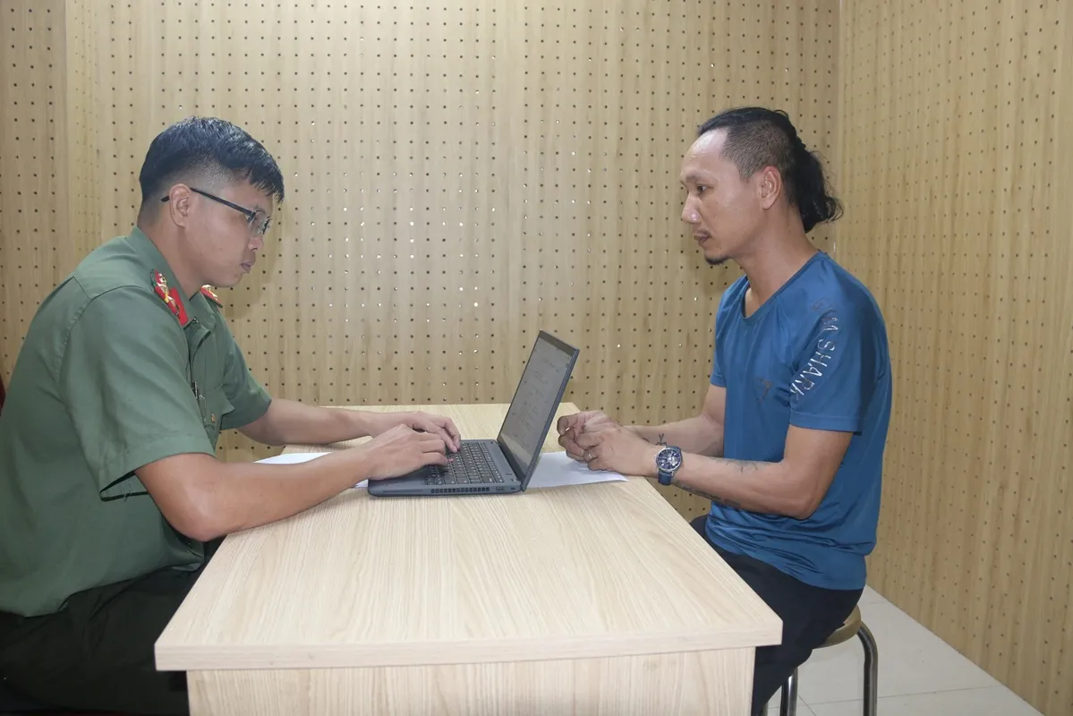 Đối tượng Thân Văn Tấn bị khởi tố, bắt tạm giam về tội cản trở giao thông đường không - Ảnh Công an TPHCM