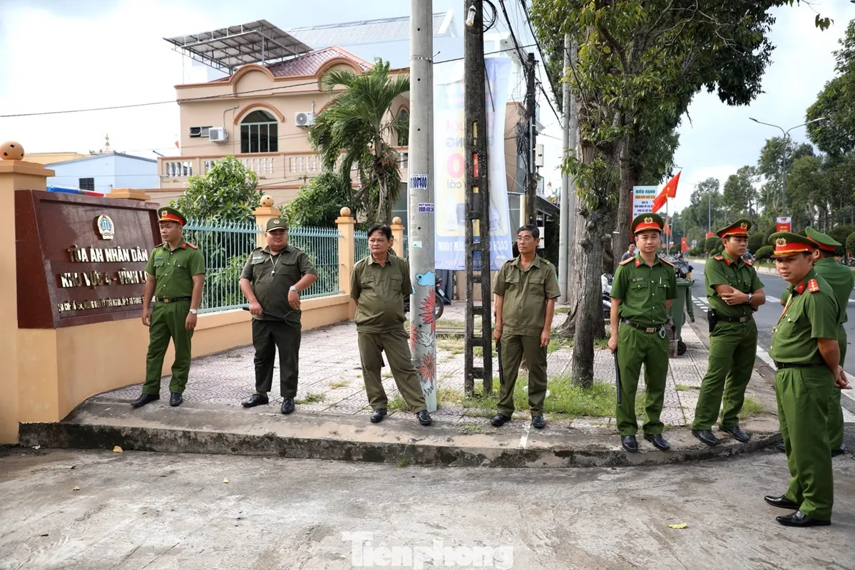 Hàng chục cảnh sát được bố trí làm nhiệm vụ bên trong và bên ngoài khu vực xét xử. Người tới dự và phóng viên đến tác nghiệp được kiểm tra an ninh nghiêm ngặt