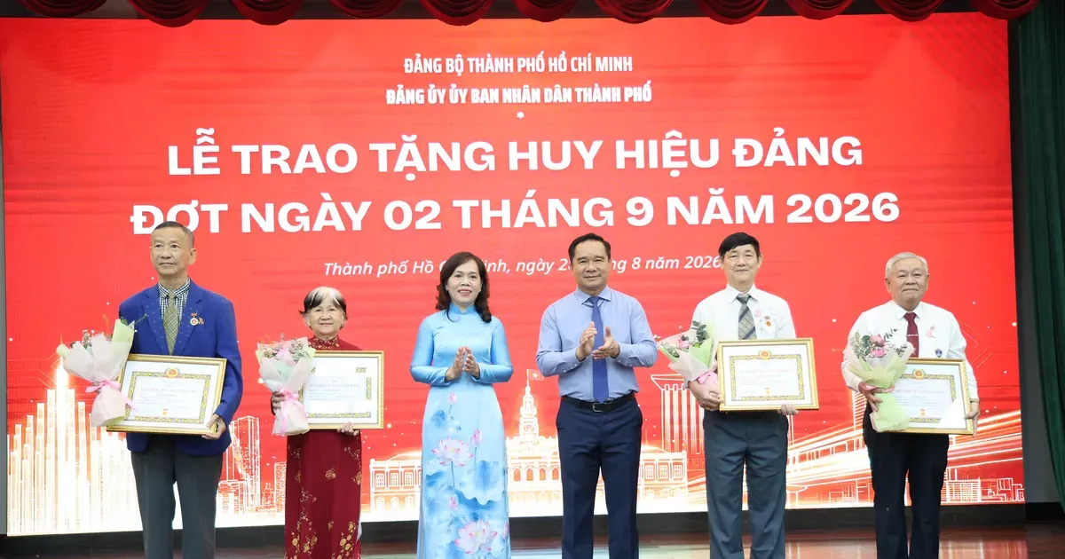 Trao Huy hiệu Đảng đợt 2/9 đến 165 đảng viên Đảng bộ UBND TP. Hồ Chí Minh