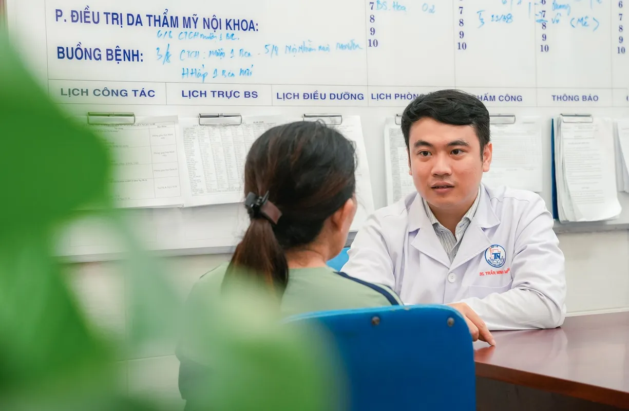 Lật mi hai bên mức độ nặng sau khi phẫu thuật thẩm mỹ