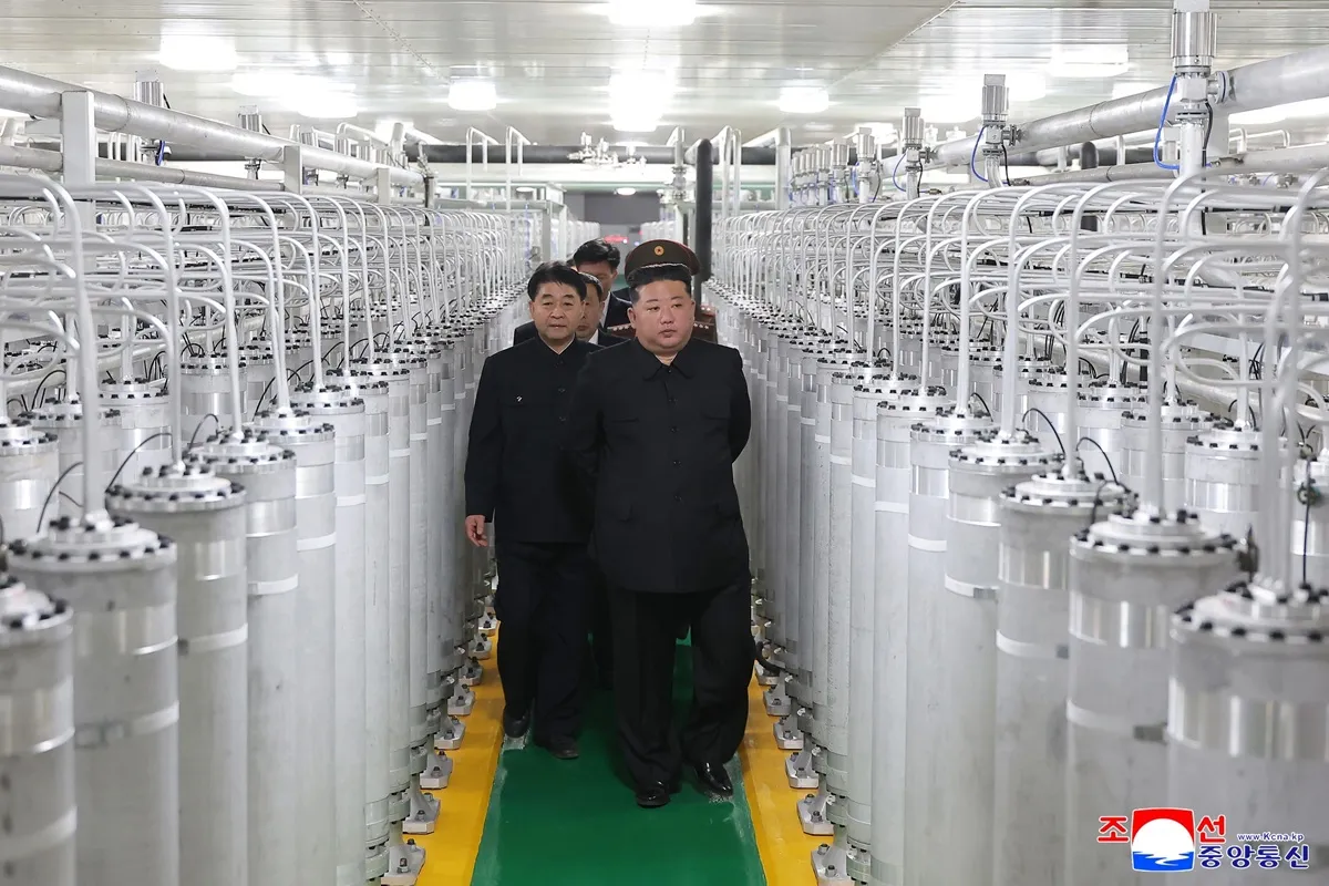 Nhà lãnh đạo Kim Jong-un (phải) thăm một cơ sở sản xuất vật liệu hạt nhân ngày 3.6 - Ảnh AP