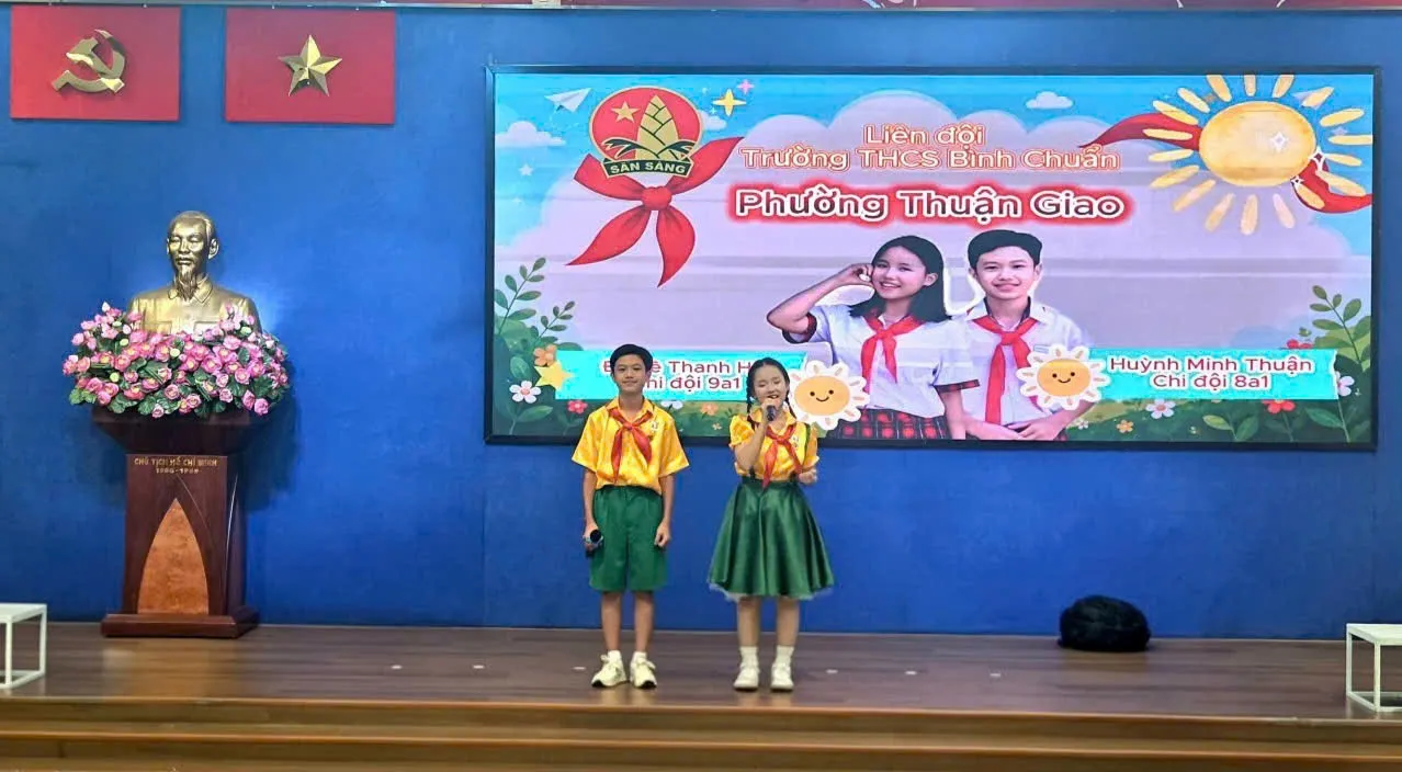 Nhóm thí sinh Đỗ Lê Thanh Hà và Huỳnh Minh Thuận - học sinh Trường THCS Bình Chuẩn, phường Thuận Giao đạt giải nhất bảng A - Ảnh Bá Nam