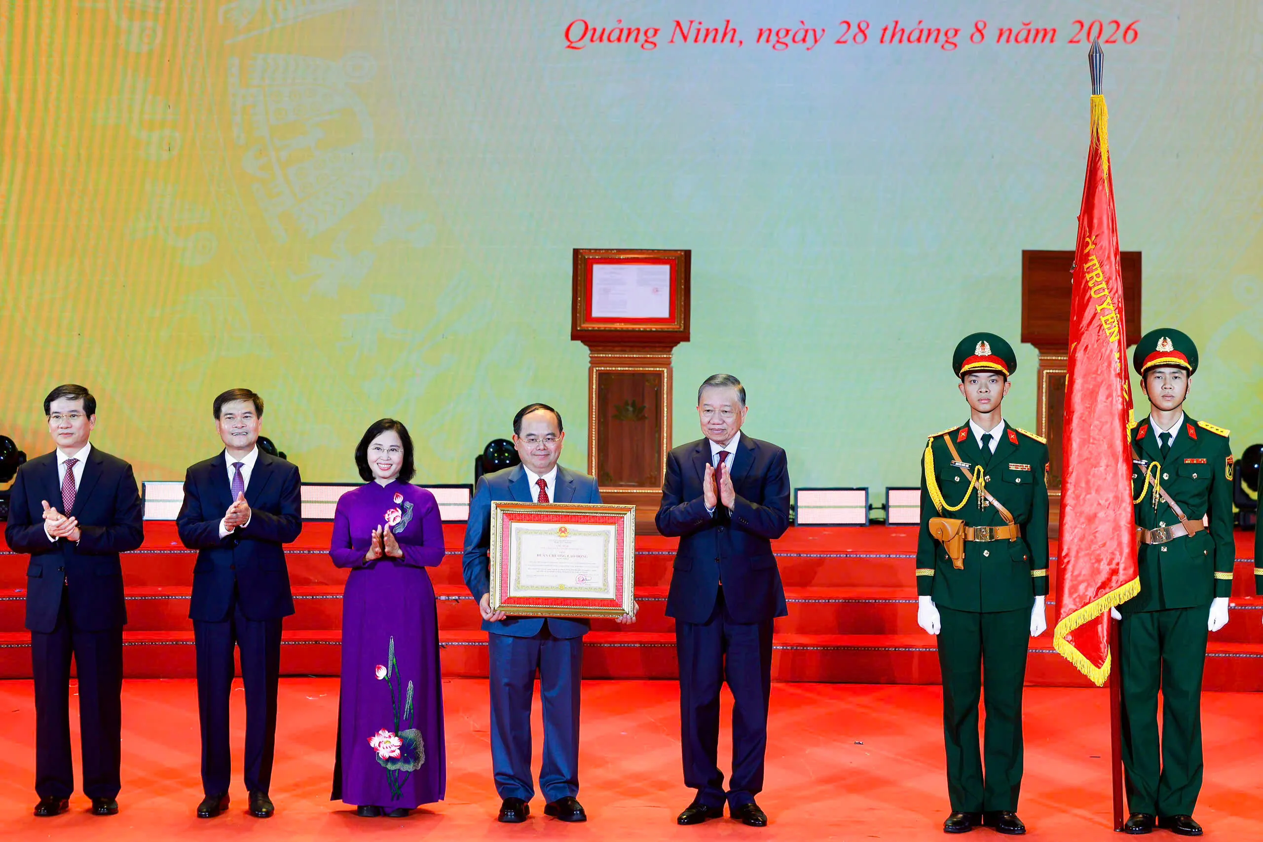 ổng Bí thư, Chủ tịch nước Tô Lâm trao tặng Huân chương Lao động hạng nhất cho Đảng bộ, chính quyền và nhân dân thành phố Quảng Ninh - Ảnh NGUYỄN KHÁNH TTO