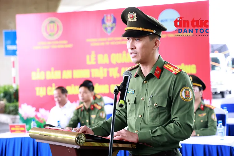 Thượng tá Phạm Hoàng Hồng Chuyên, Trưởng Công an Cửa khẩu Cảng hàng không quốc tế Tân Sơn Nhất phát biểu.