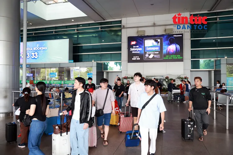 Hành khách nhập cảnh vào Việt Nam tại ga quốc tế sân bay Tân Sơn Nhất.