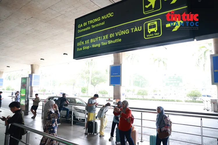 Các biển thông báo hướng dẫn hành khách bắt xe.
