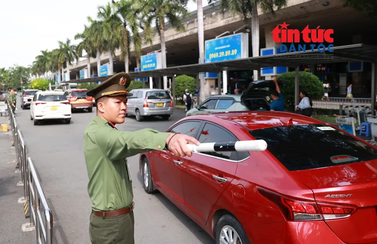 Công an Cửa khẩu Cảng hàng không quốc tế Tân Sơn Nhất điều tiết giao thông bên trong sân bay.