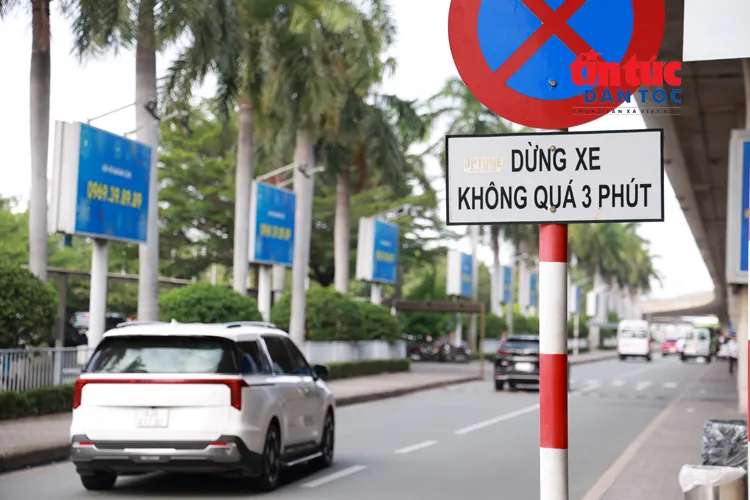 Bảng thông báo cấm xe ô tô dừng xe không quá 3 phút khi đón khách.