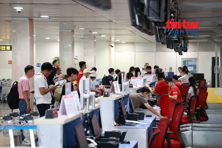 Hành khách xếp hàng làm thủ tục tại nhà ga quốc nội T1.