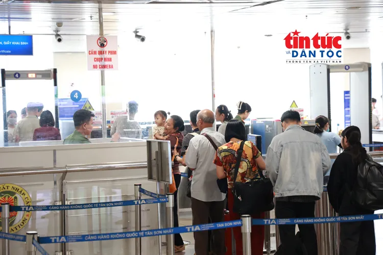 Hành khác qua cửa kiểm tra an ninh để lên máy may.
